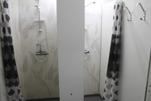 Zwei Duschen im Gruppenhaus Munkaskog in Schweden.