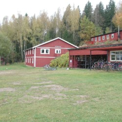 Das Freizeitheim Ralingsåsgården in Schweden von außen.