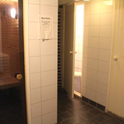 Duschen und Sauna im Frezeitheim Ralingsåsgården in Schweden.