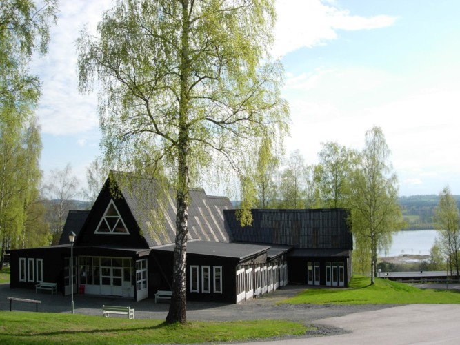Das schwedische Gruppenhaus Ralingsåsgården mit direktem Seeblick.