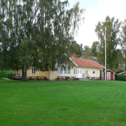 schwedisches Gruppenhaus Rörviksgården für Jugendfreizeiten direkt am See
