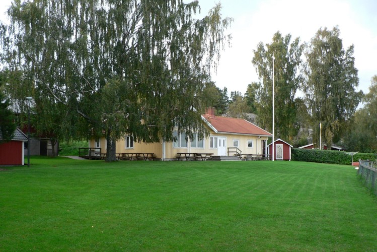 schwedisches Gruppenhaus Rörviksgården für Jugendfreizeiten direkt am See