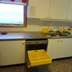 Selbstversorger-Küche im schwedischen Freizeitheim Rörviksgården direkt am See