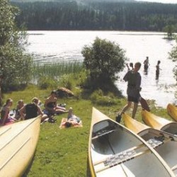 Kanus am See vom schwedischen Ferienhof Skoglundsgarden für Jugendfreizeiten