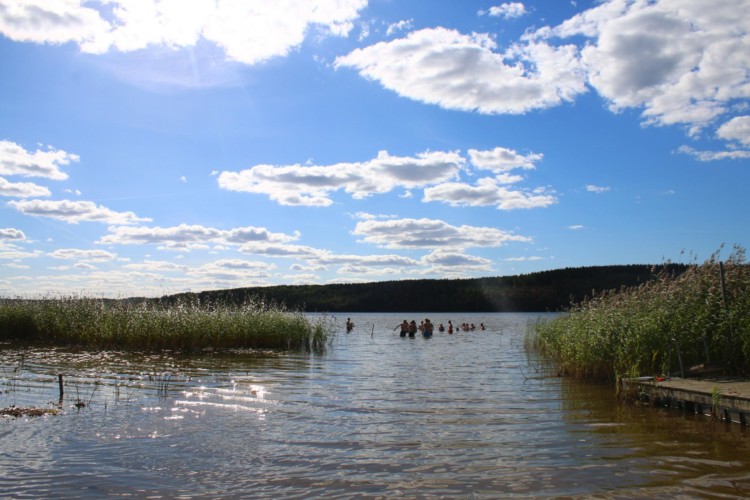 Der am Gruppenhaus Sjöhaga gelegene See in Schweden.