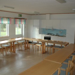 Der Gruppenraum im schwedischen Freizeitheim Stenbräcka.