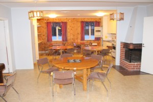 Das Kaminzimmer im Gruppenhaus Stenbräcka in Schweden.