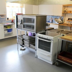 Die Küche im Freizeitheim Stenbräcka in Schweden.