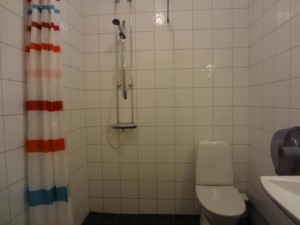 Ein Badezimmer im schwedischen Gruppenhaus Stenbräcka.