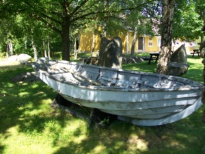 Ein Boot am Gruppenhaus Stenbräcka in Schweden.