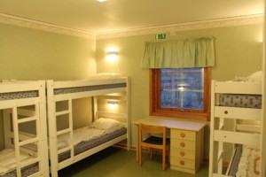 Vierbettzimmer im schwedischen Gruppenhaus Hamneda Fritidsgård für Jugendfreizeiten