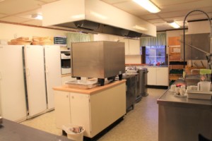 Selbstversorgerküche im schwedischen Gruppenhaus Hamneda Fritidsgård für Kinderfreizeiten