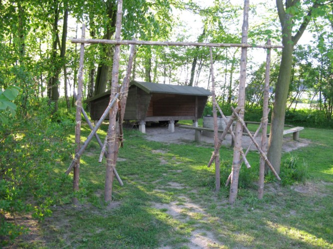 Lagerfeuerstelle mit Schutzhütte im Garten am schwedischen Gruppenheim Tygegården.