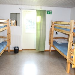 Etagenbetten im Schlafzimmer im Freizeithaus Tygegården in Schweden.