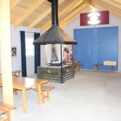 Feuerstelle in der Scouthütte am schwedischen Gruppenhaus Tygegården.