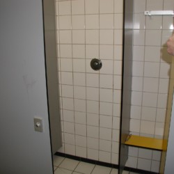 NLRE Das Sanitär im niederländischen Gruppenhaus de Repelaerhoeve am Waldrand.