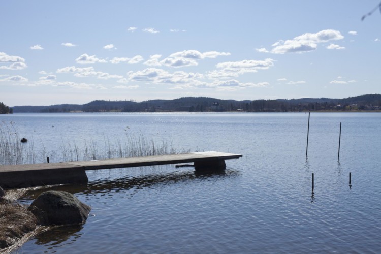 Badesteg am schwedischen Freizeitheim direkt am See Östgötagården Gruppenhäuser und Freizeitheime in Schweden