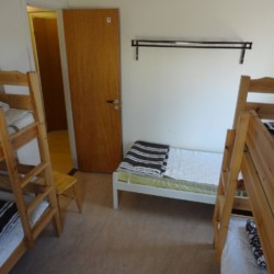 5 Bett Zimmer im schwedischen Gruppenhaus direkt am See Östgötagården