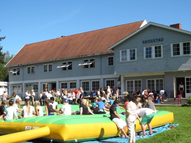 Das Sprungkissen des Jugendhauses Skogstad in Norwegen.