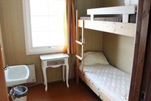 Ein Mehrbettzimmer im Freizeitheim Skogstad in Norwegen.