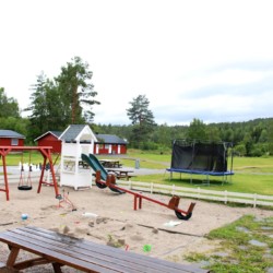 Spielplatz vom norwegischen Freizeitheim Vatnar Leirsted für Kinderfreizeiten