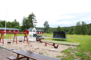 Spielplatz vom norwegischen Freizeitheim Vatnar Leirsted für Kinderfreizeiten