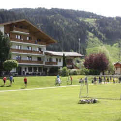 Das österreichische Gruppenhaus Lindenhof mit Fußballplatz.