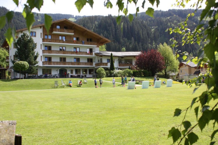 Die Wiese für Spiel und Sport am Freizeithaus Lindenhof in Österreich.