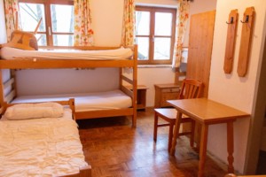 Ein Zimmer mit mehreren Betten im Gruppenhotel Prommegger in Österreich.