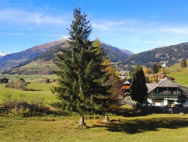 Berge, Täler und Dörfer am österreichischen Freizeitheim Haus Wendy für Kinder und Jugendreisen.