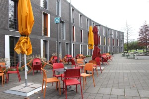 Terrasse vom barrierefreien Gruppenhaus Jugendherberge Düsseldorf am Rhein für Menschen mit Behinderung