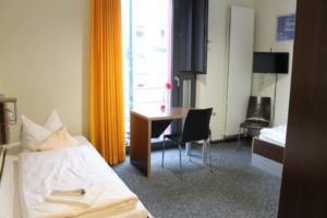rolligerechtes Doppelzimmer im barrierefreien Gruppenhaus Jugendherberge Düsseldorf am Rhein für Menschen mit Behinderung