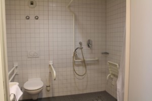 rolligerechtes Bad im barrierefreien Gruppenhaus Jugendherberge Düsseldorf am Rhein für Menschen mit Behinderung