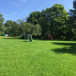 Fußballfeld und Spielgeräte am deutschen Gruppenheim Gästehaus Horn-Bad Meinberg für Kinder und Jugendfreizeiten.