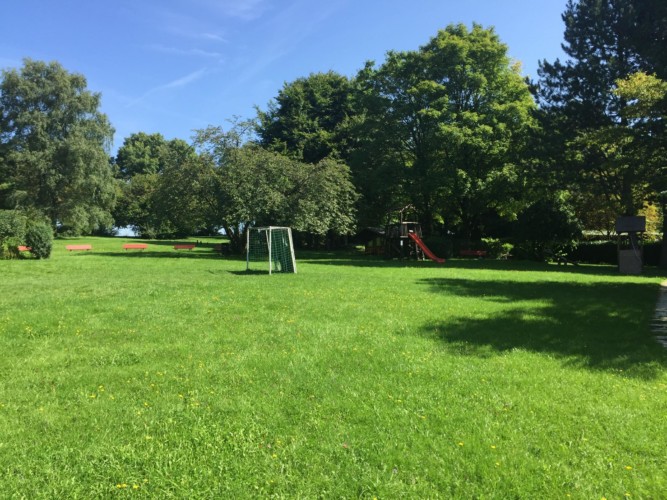 Fußballfeld und Spielgeräte am deutschen Gruppenheim Gästehaus Horn-Bad Meinberg für Kinder und Jugendfreizeiten.