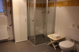 Ein Duschbereich im Gruppenhaus Friedrich-Blecher-Haus in Deutschland.