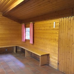 Ein Gruppenraum im deutschen Freizeithaus Fuchsbau für Kinder und Jugendgruppen.