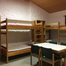 Mehrbettzimmer mit Etagenbetten im deutschen Freizeitheim Fuchsbau für Kinder und Jugendgruppen.