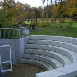 Ein kleines Amphietheater am Gruppenhaus Heliand in Deutschland.