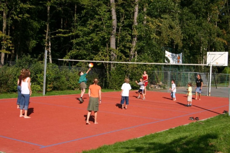 Ein Volleyball- und Hartplatz am Freizeitheim Heliand in Deutschland.