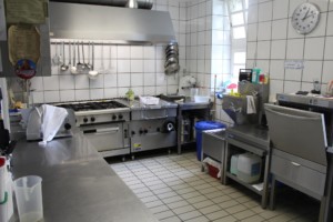 Der Küchenbereich im Gruppenhaus Largesberg.