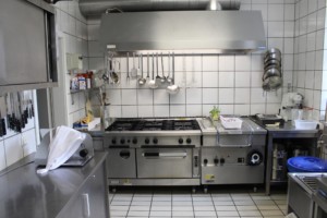 Die Küche im Deutschen Gruppenhaus Larsgesberg.