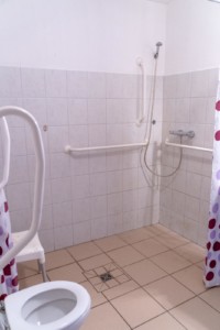 Die rolligerechten Duschen im Freizeitheim Lehmhaus Wisch in Deutschland.
