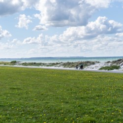 Der Strand und das Meer in der Nähe des Gruppenhauses lehmhaus Wisch in Deutschland.