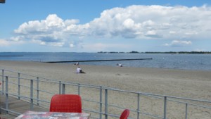 Der Sandtrand und die Ostsee am barrierefreien Freizeitheim Hotel Rügenblick für Gruppenreisen in Deutschland.