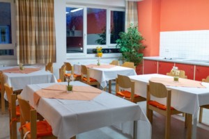 Speisesaal im deutschen Freizeithaus Hotel Rügenblick für barrierefreie Gruppenreisen.