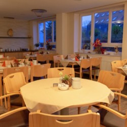 Speisesaal im barrierefreien Gruppenhaus Hotel Rügenblick für Kinder und Jugendfreizeiten.