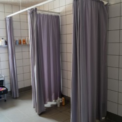 Der Sanitärbereich im Gruppenhaus Frostruphave in Dänemark.