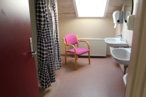 Ein Badezimmer im Gruppenhaus Helsinge in Dänemark.