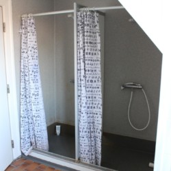 Der Duschbereich im Freizeitheim Helsinge in Dänemark.